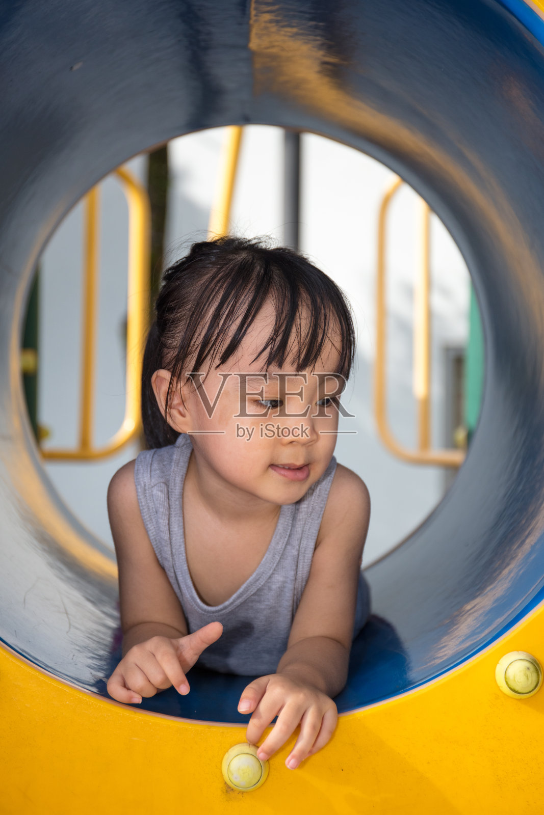 亚洲华人小女孩在隧道里玩照片摄影图片