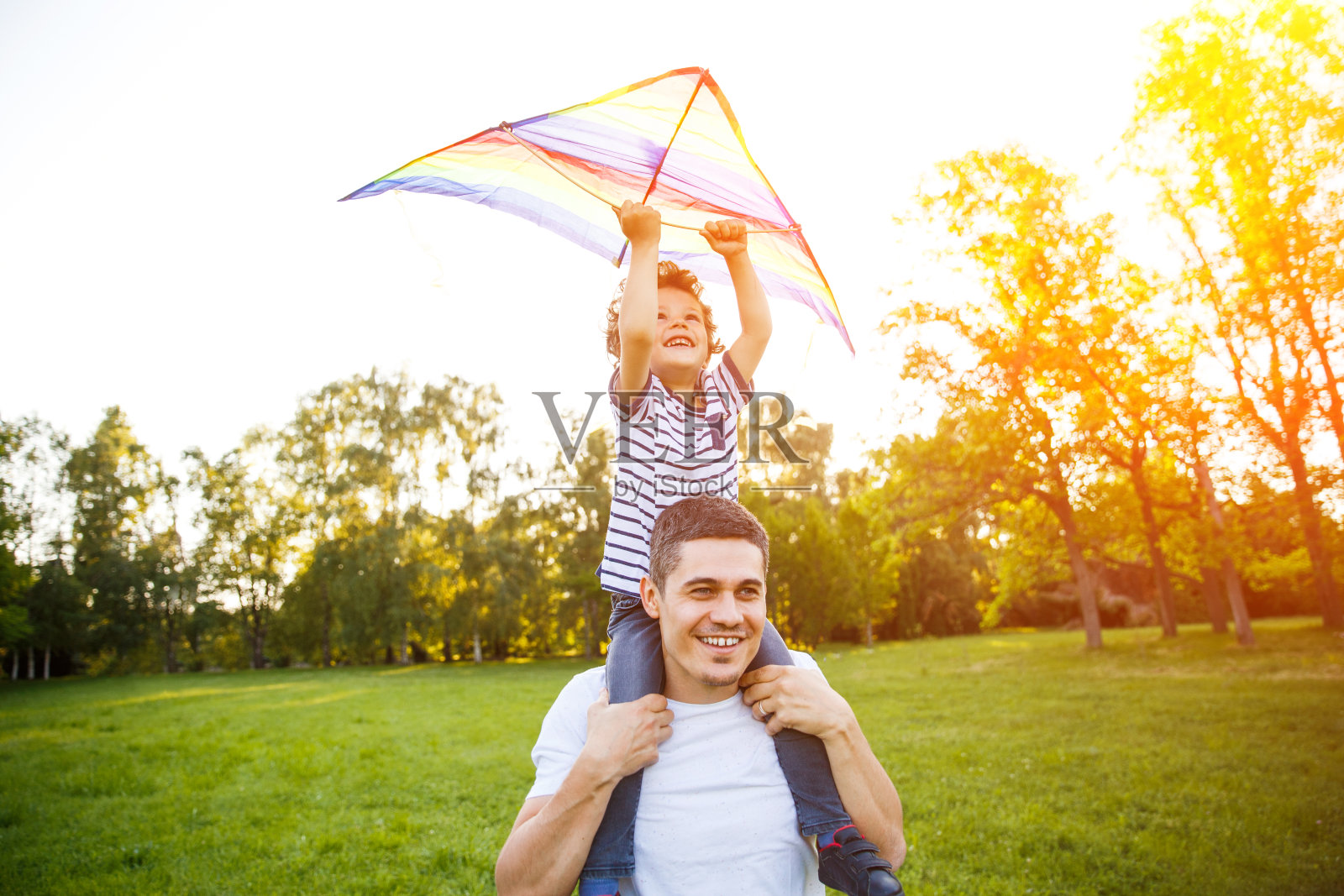 爸爸和儿子在玩风筝照片摄影图片