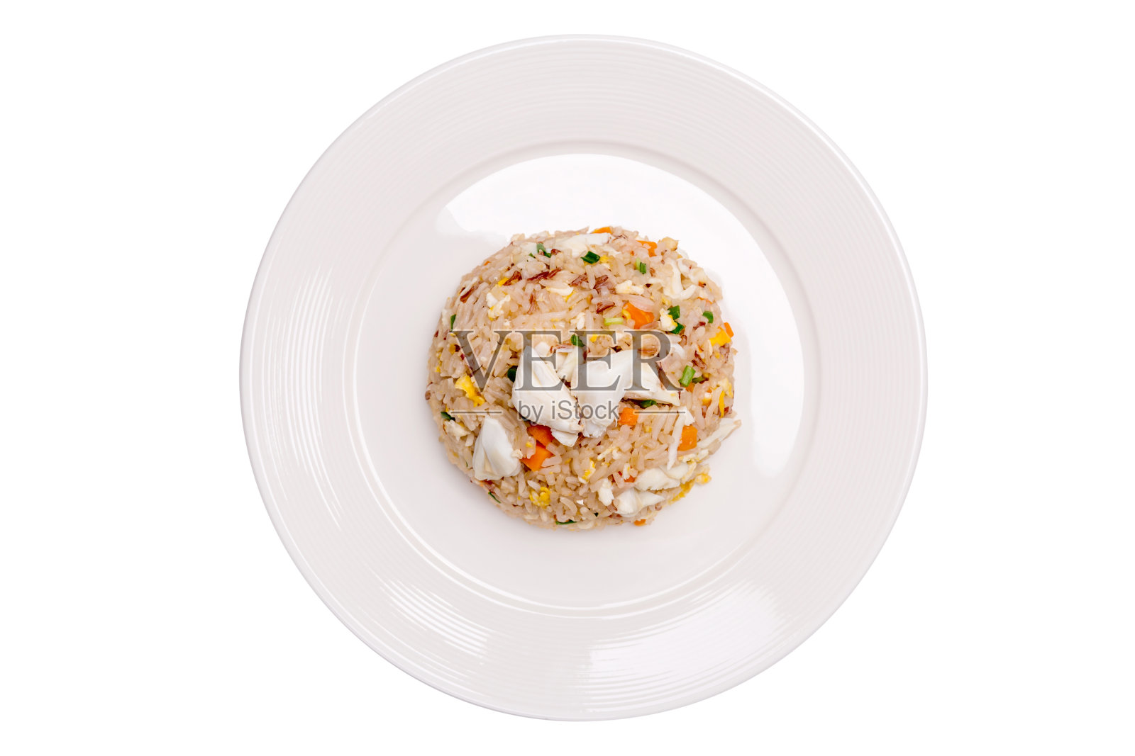 美味的泰国菜，蟹肉炒饭美丽的白色盘子孤立在白色的背景。照片摄影图片