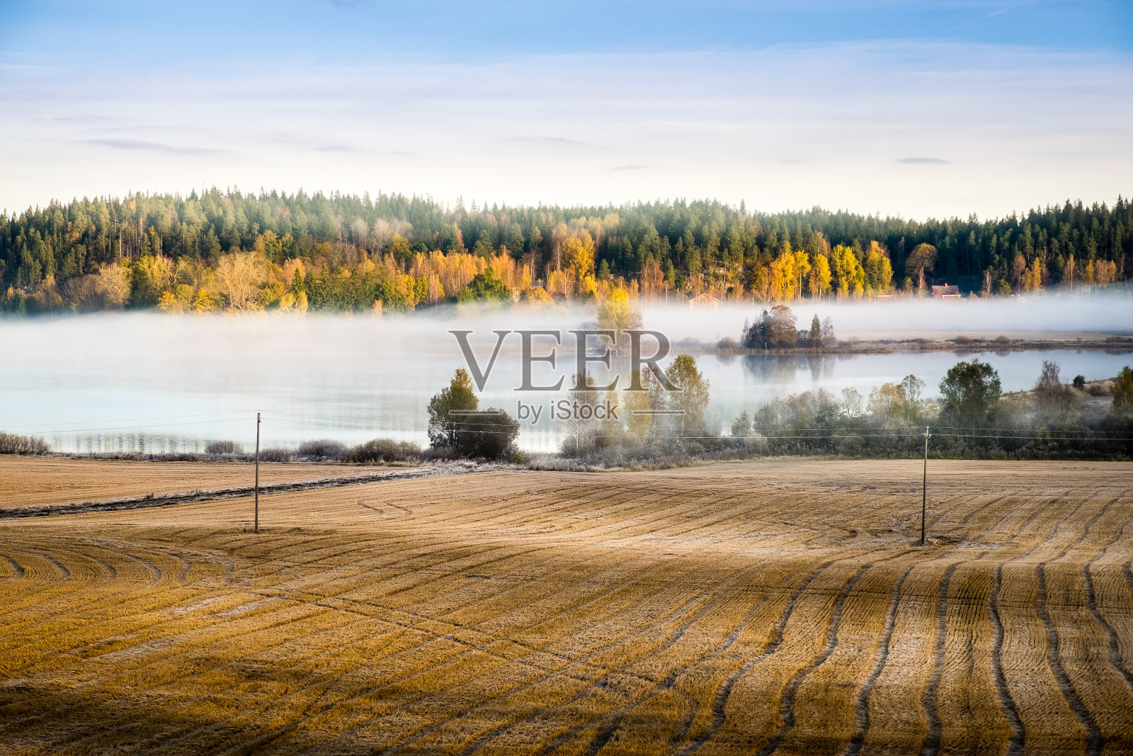 风景与秋天的颜色和湖泊在秋天的早晨在芬兰照片摄影图片