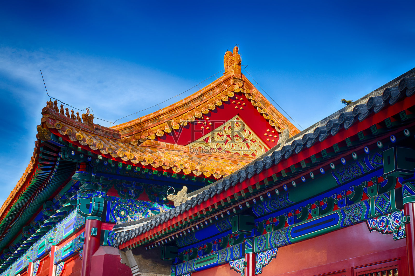 中国传统屋顶。民族风格。好鲜艳的旗帜。照片摄影图片