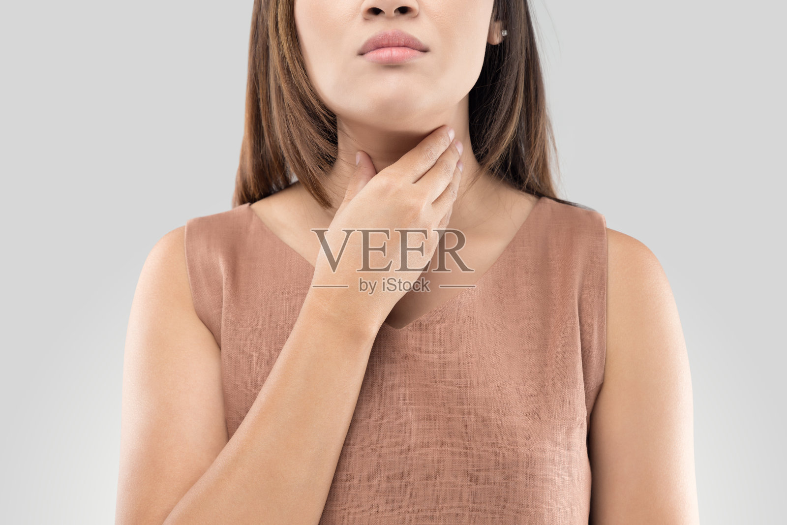 喉咙痛的女人在灰色背景照片摄影图片