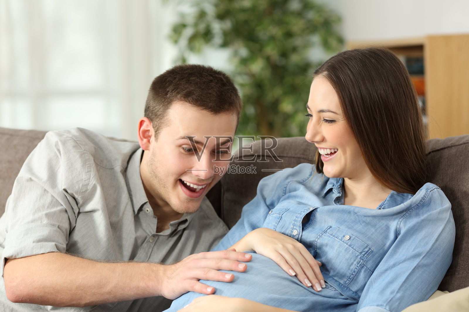 幸福的丈夫和即将分娩的孕妇照片摄影图片