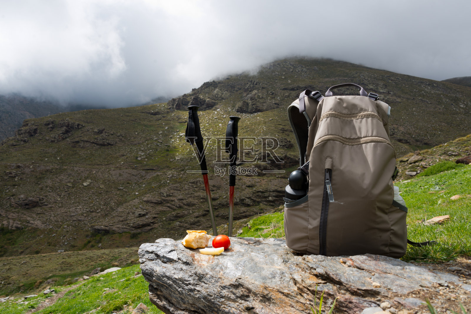 西班牙内华达山脉徒步午餐照片摄影图片