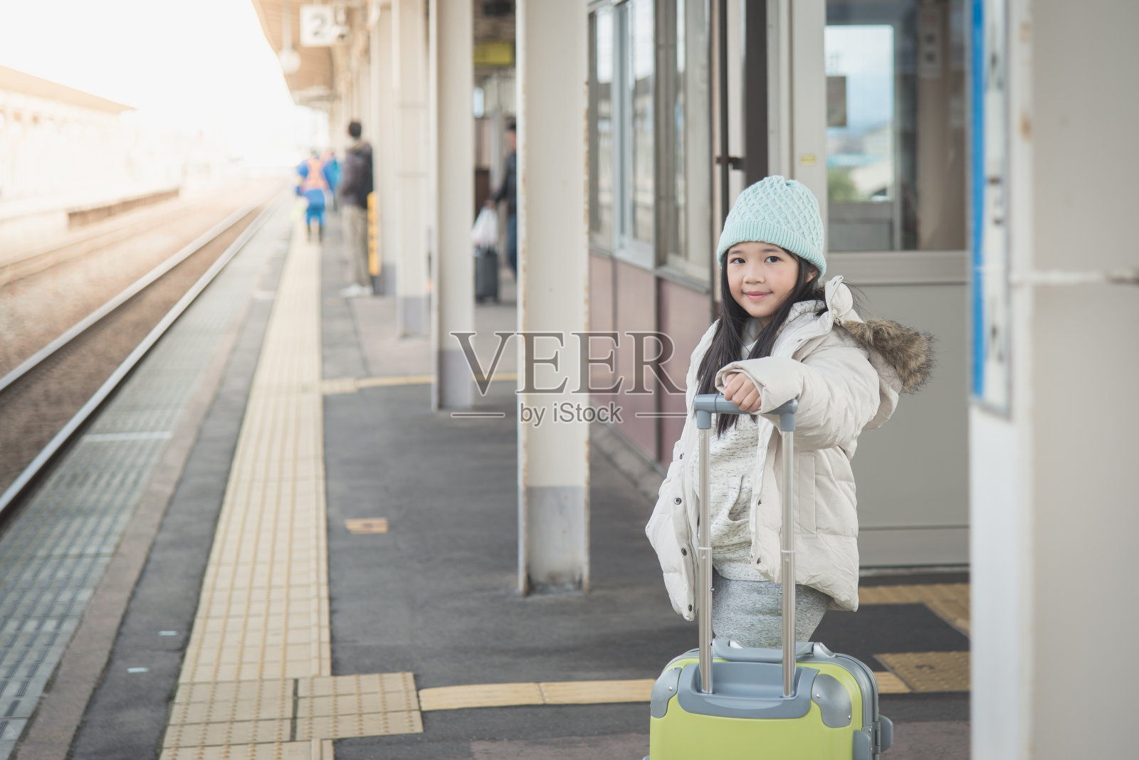 亚洲女孩在等火车照片摄影图片