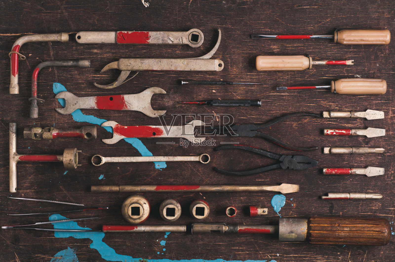 一套旧工具的专业技工在旧的木制背景照片摄影图片