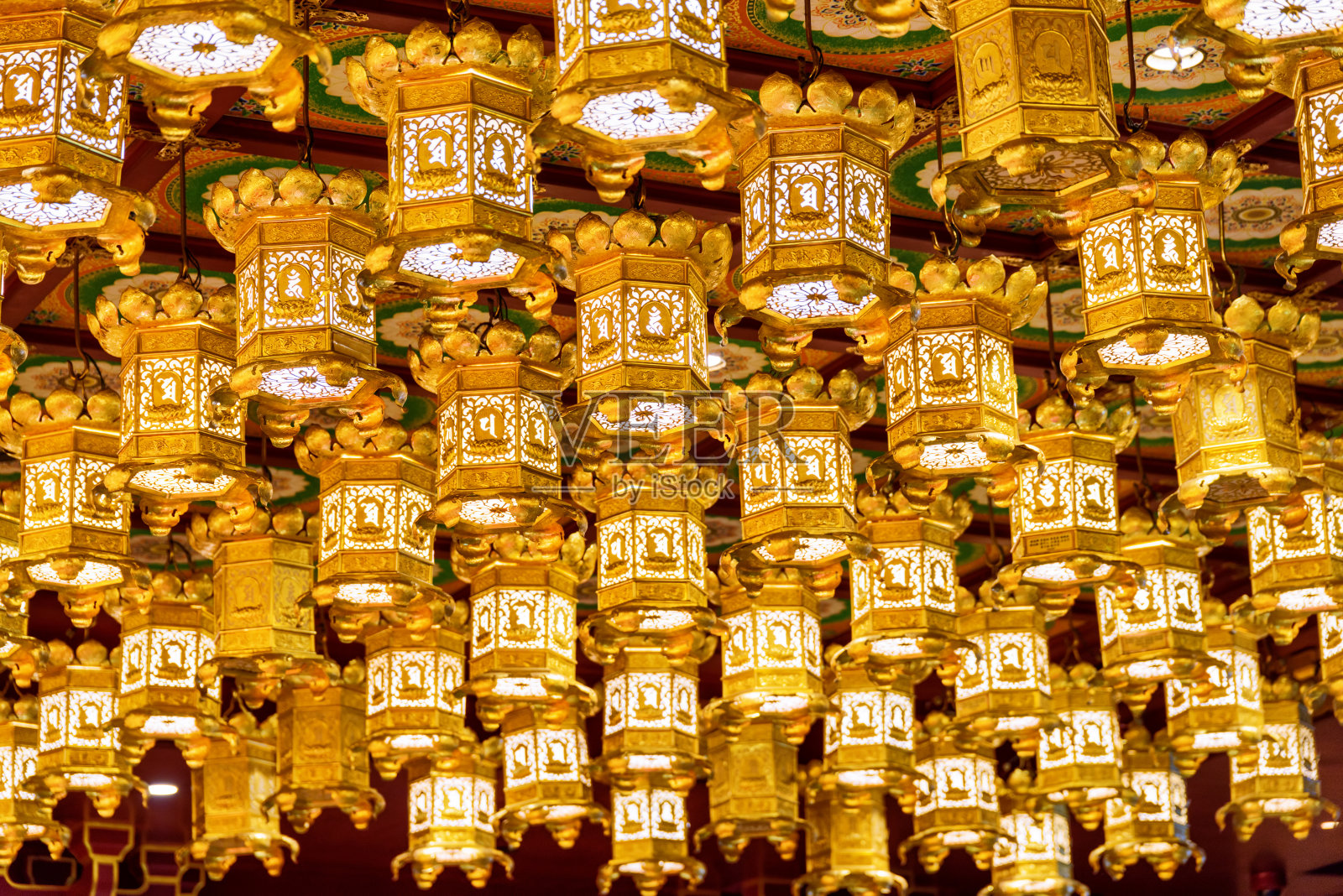 佛教寺庙里的金色天花板灯笼照片摄影图片