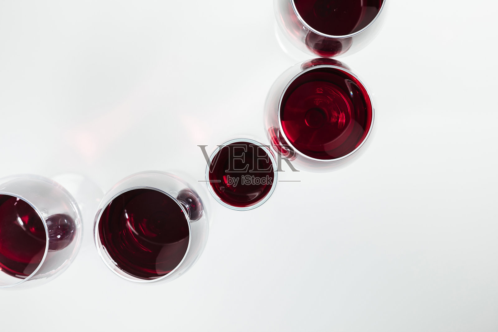 顶视图红酒在酒杯安排孤立的白色照片摄影图片
