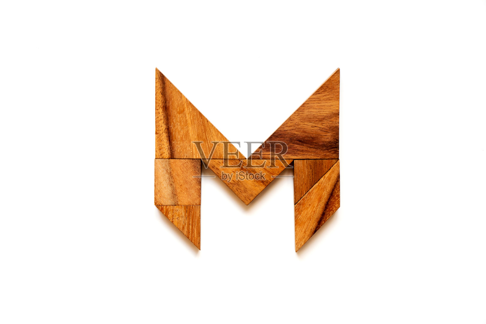 木制七字谜作为英语字母'M'形状的白色背景照片摄影图片