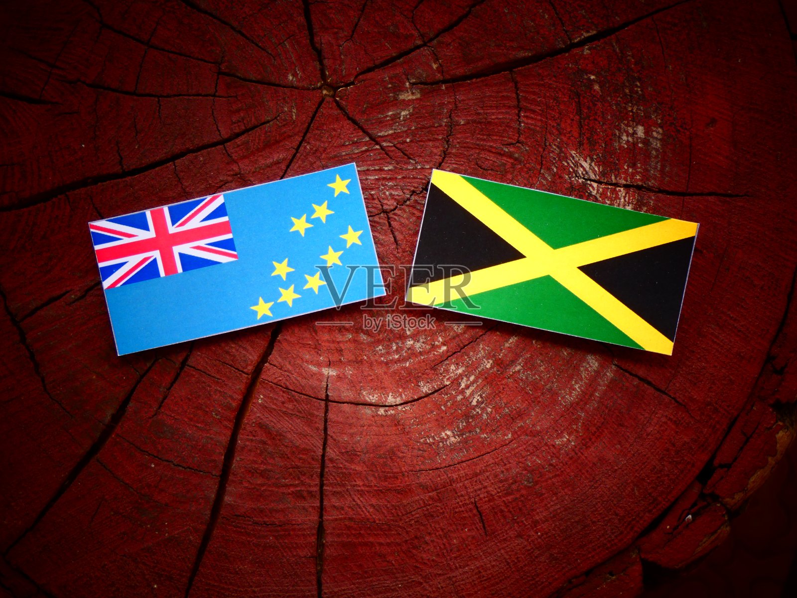 图瓦卢国旗和牙买加国旗在一个树桩孤立照片摄影图片