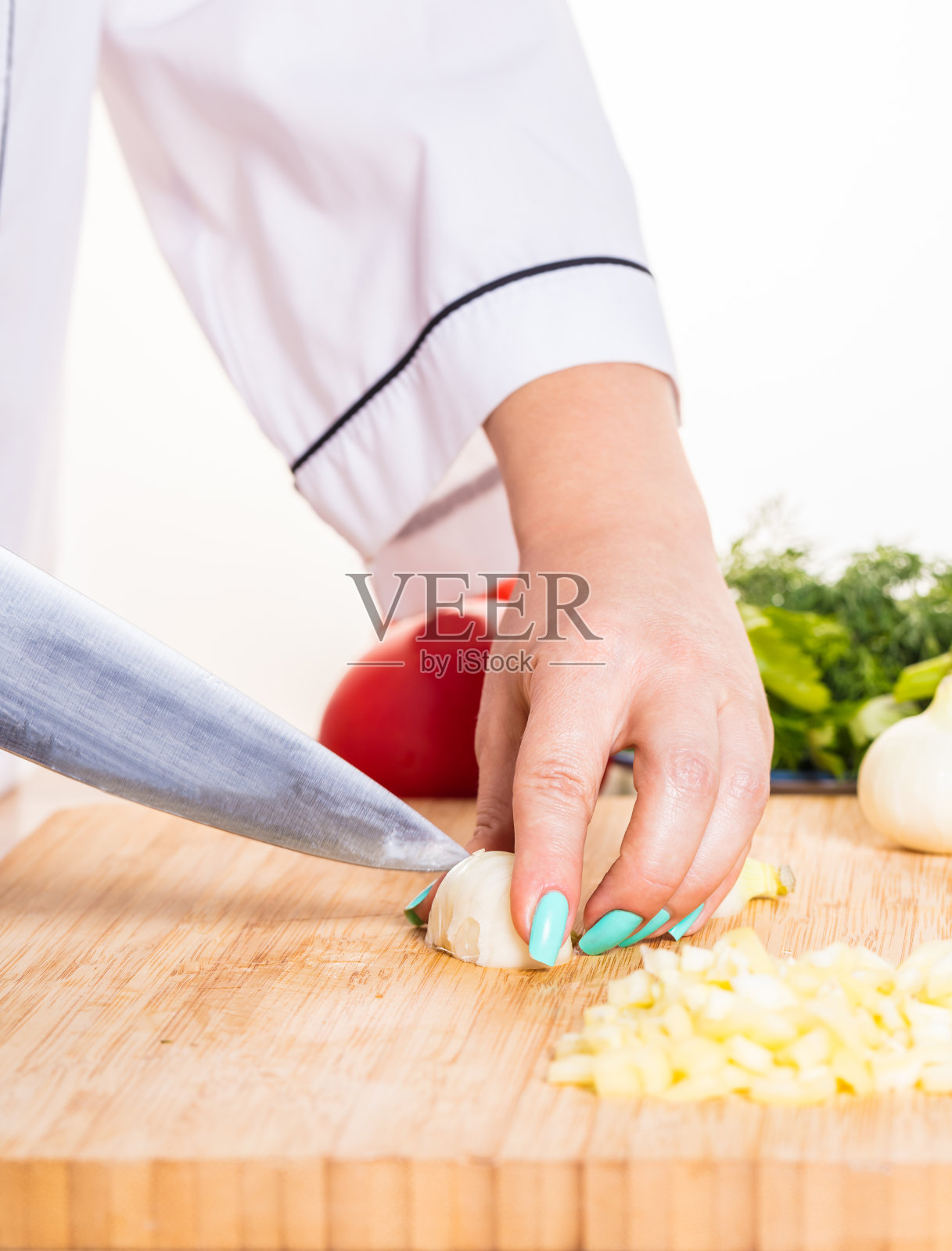 厨师用刀切洋葱照片摄影图片
