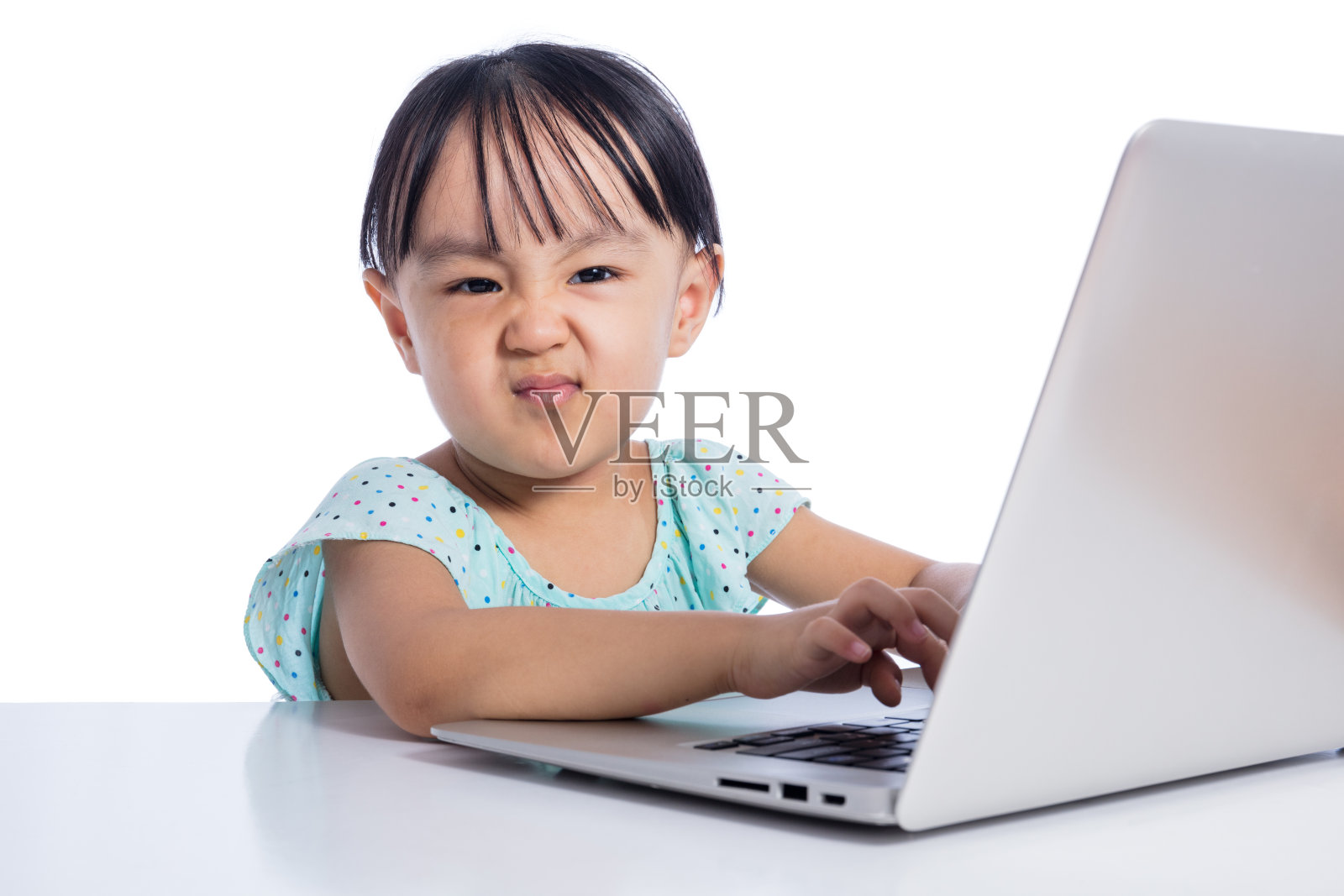 亚洲华人小女孩玩笔记本电脑照片摄影图片