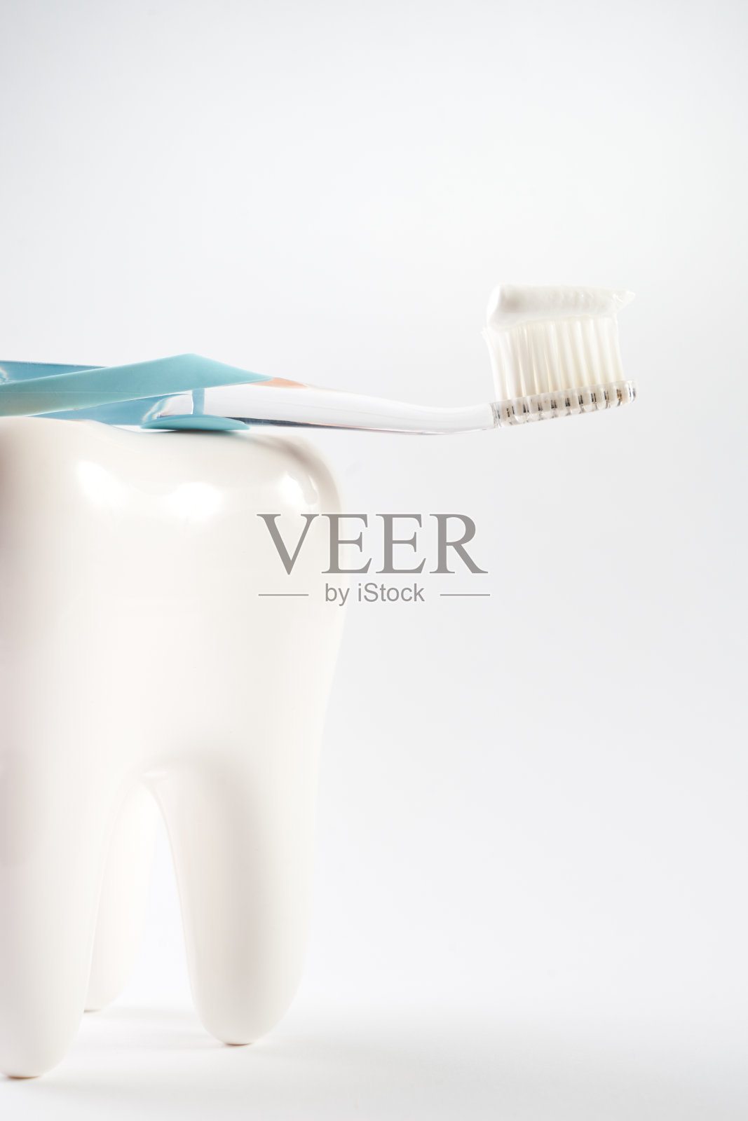 牙刷用牙膏对白色健康瓷牙模型进行隔离。牙科卫生及护理照片摄影图片