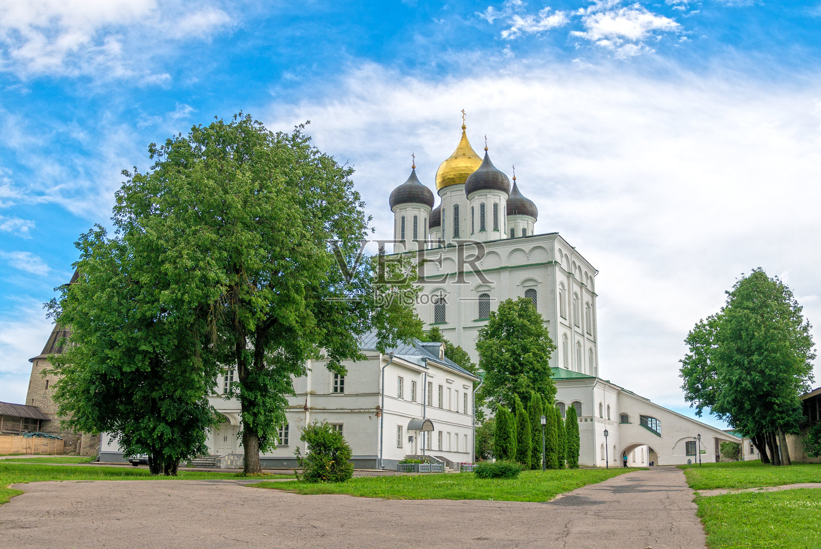 俄罗斯古老的普斯科夫克里姆林宫大教堂。照片摄影图片