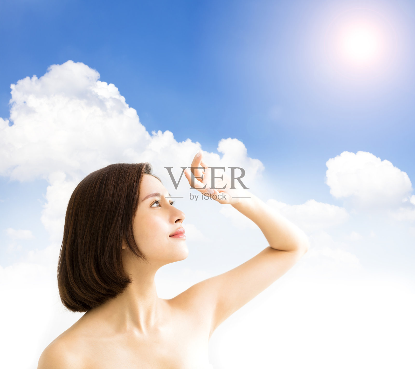 年轻女性有阳光，皮肤护理和防晒防紫外线的概念照片摄影图片