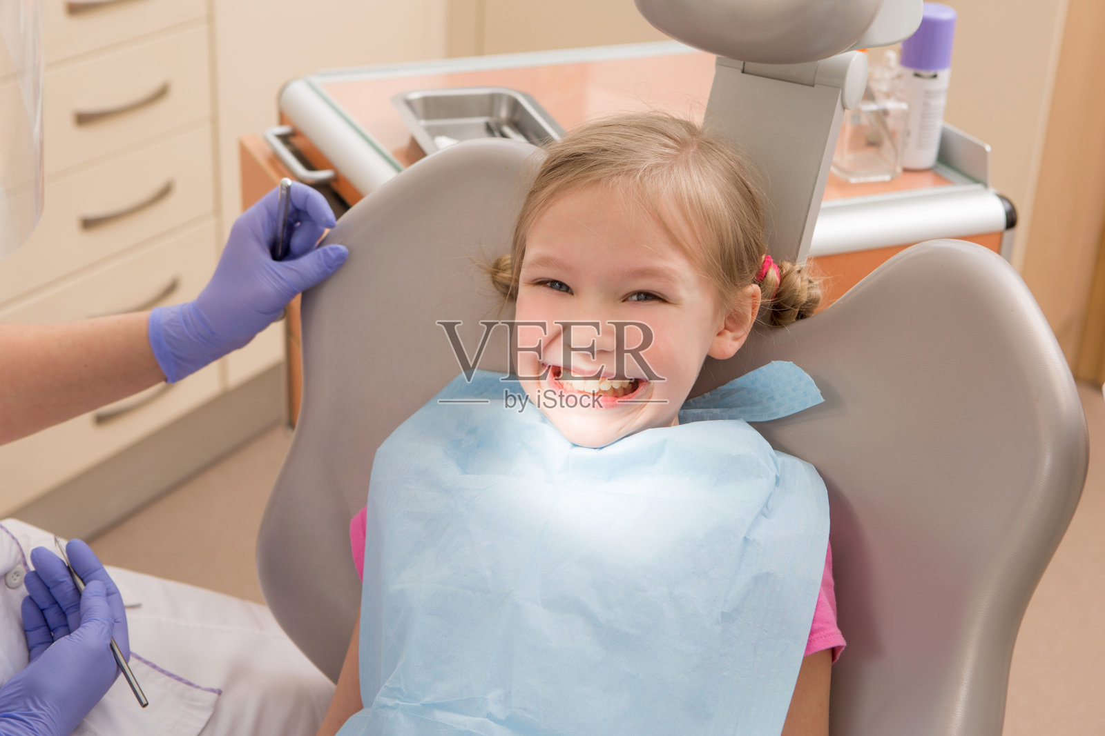 年轻女孩在看牙医。牙科治疗照片摄影图片