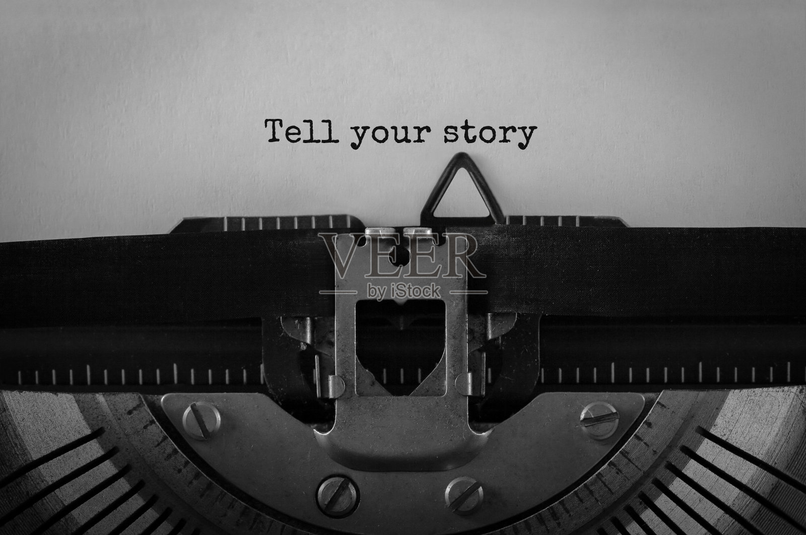 《讲述你的故事》用老式打字机打出照片摄影图片