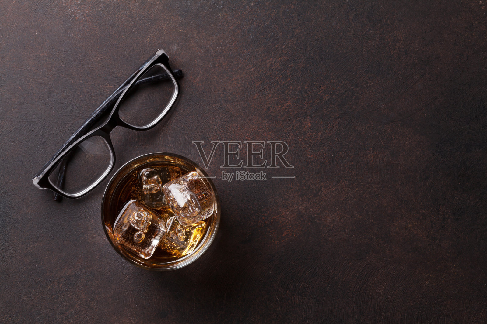 威士忌，加冰和眼镜照片摄影图片