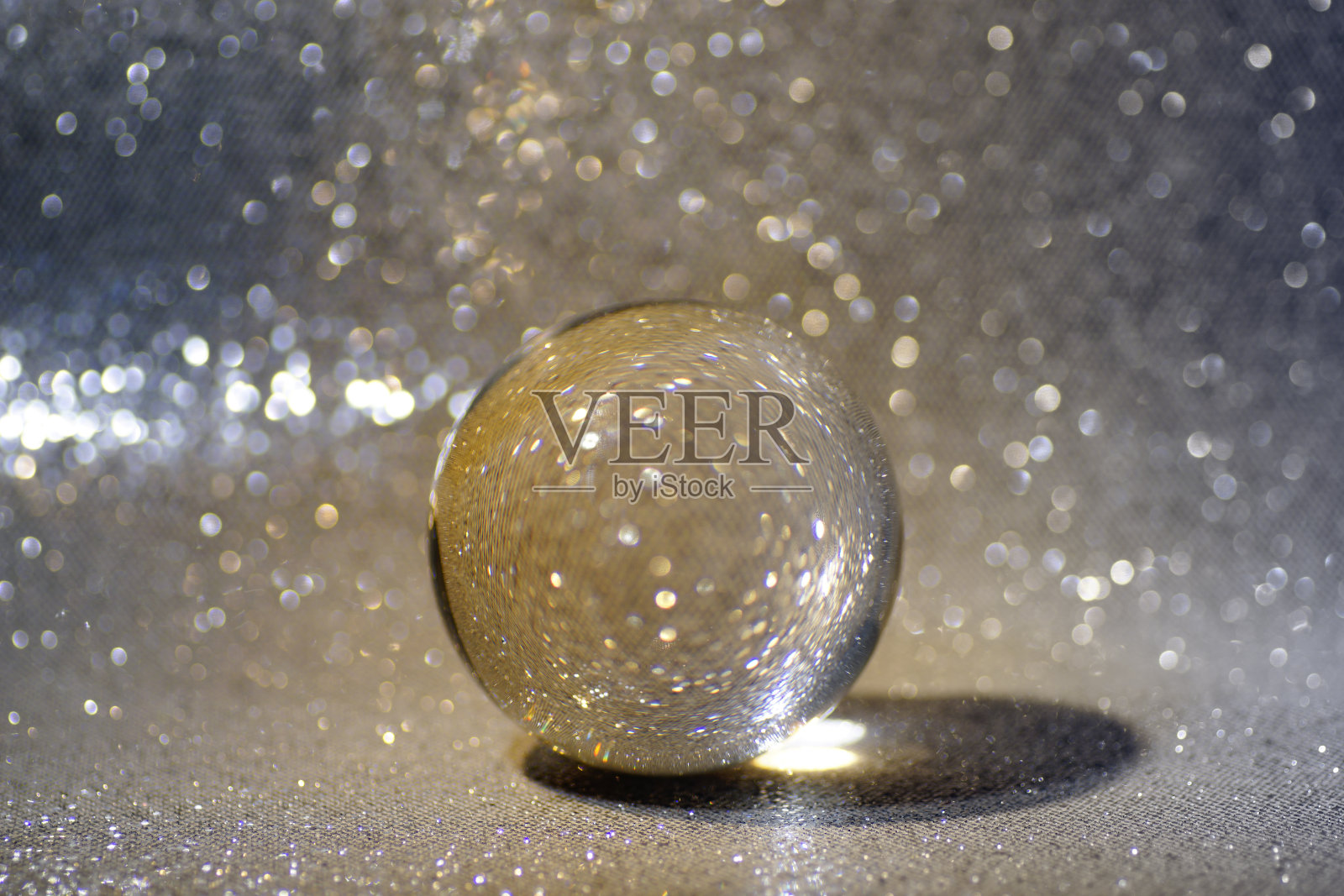 大理石水晶球，金色和银色闪闪发光的背景照片摄影图片
