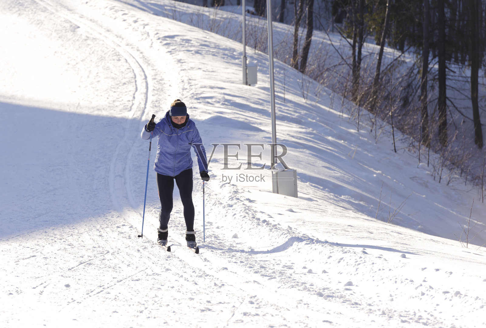 在公园里散步的滑雪者照片摄影图片