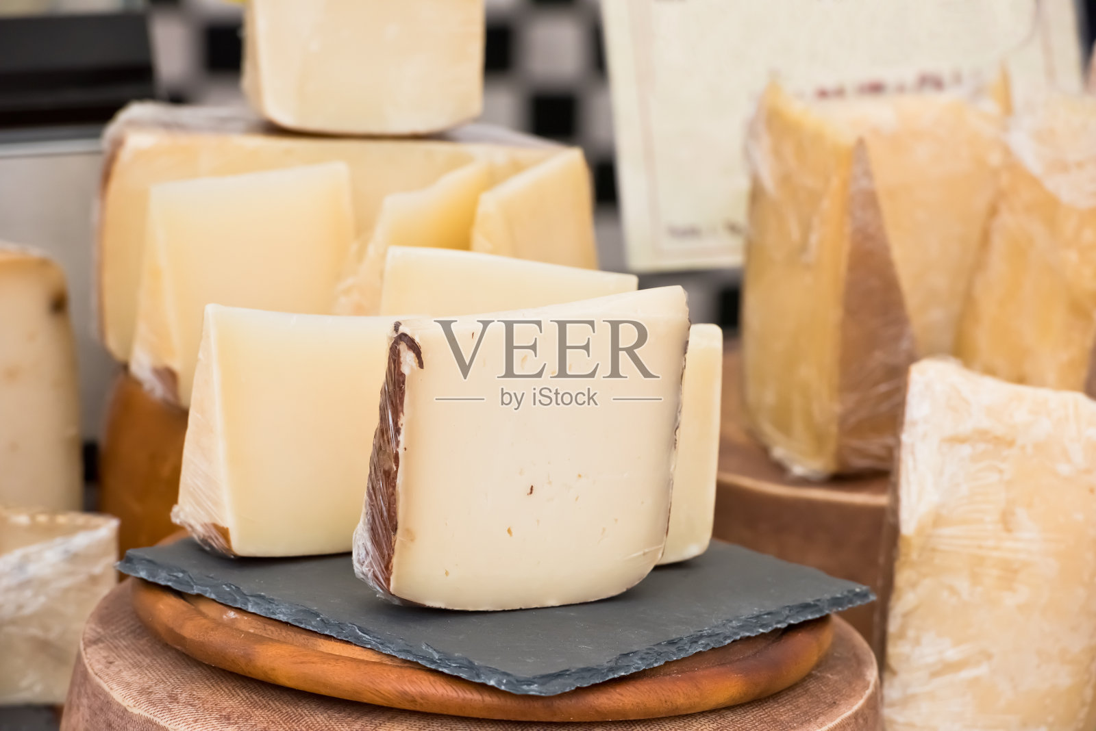 大块不同的奶酪在当地的欧洲市场照片摄影图片