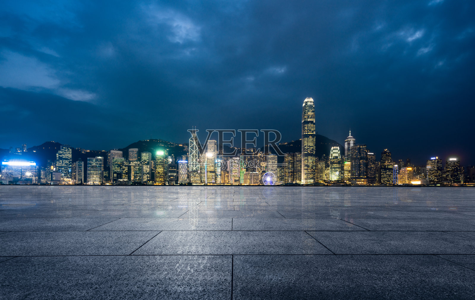空荡的砖砌平台，以香港天际线为背景照片摄影图片