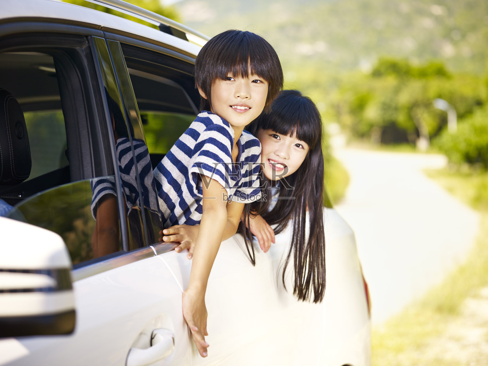 两个孩子和家人一起开车旅行照片摄影图片