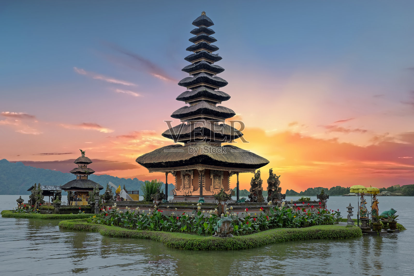 Ulun Danu temple在印度尼西亚的巴厘岛日落时分照片摄影图片