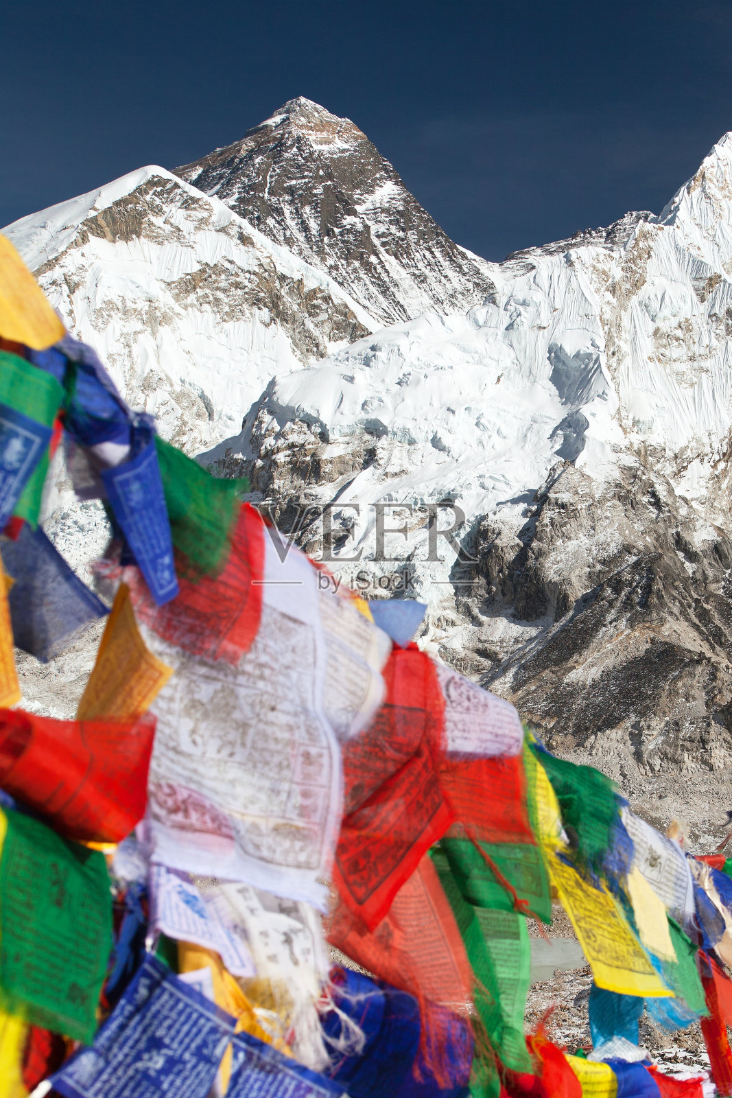 珠穆朗玛峰上挂着佛教经幡照片摄影图片