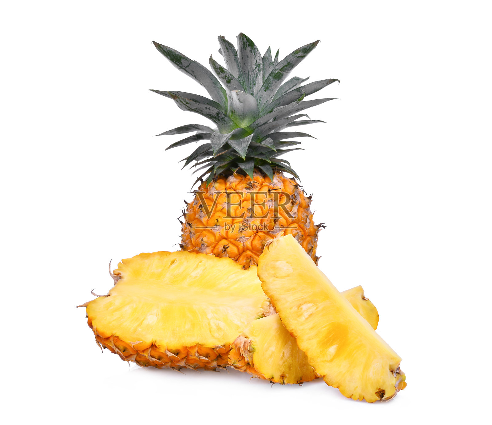 成熟的整个和一半的菠萝，切片孤立在白色背景上照片摄影图片