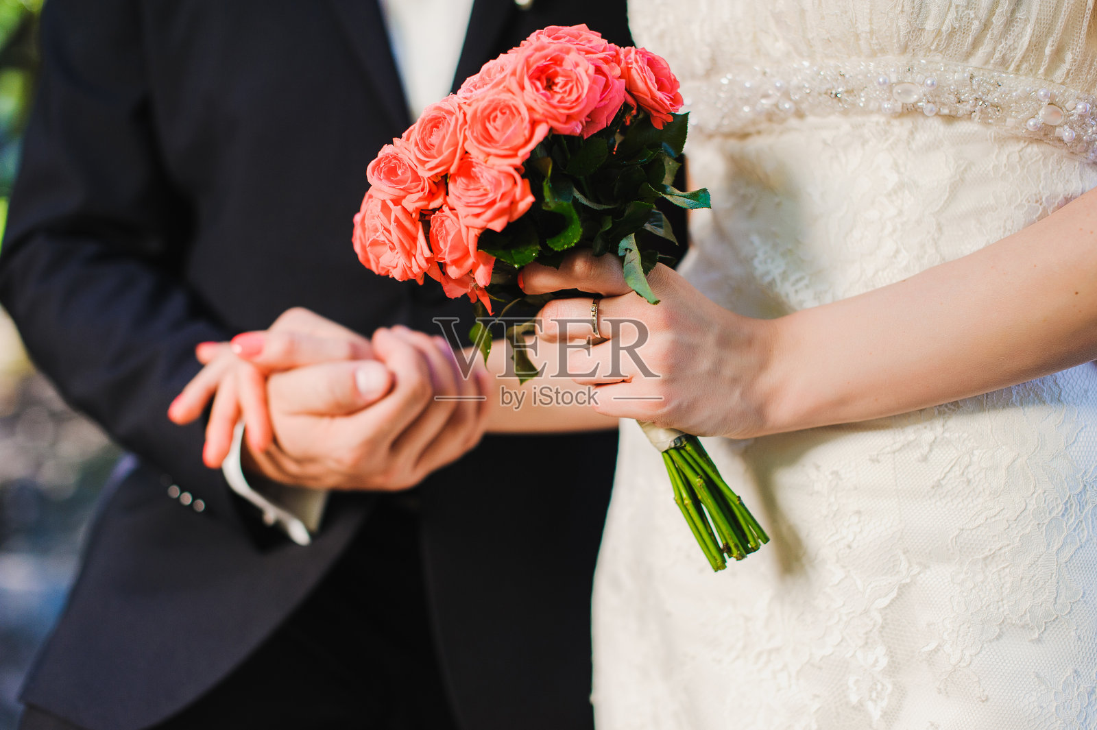 新娘和新郎手持花束照片摄影图片