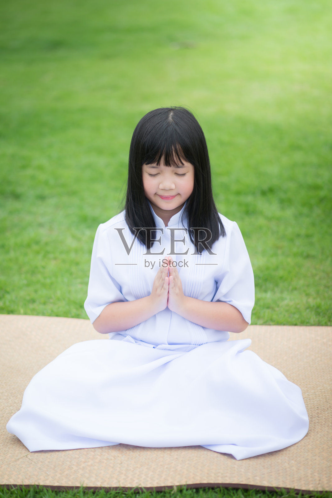 女孩在公园里祈祷照片摄影图片