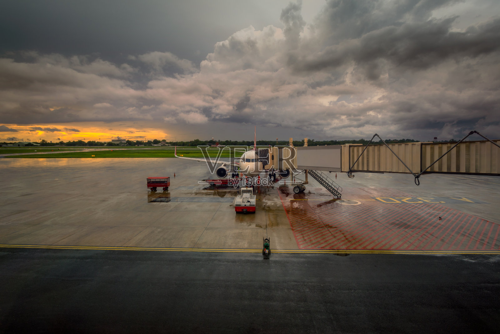 机场上空雷暴的乌云照片摄影图片