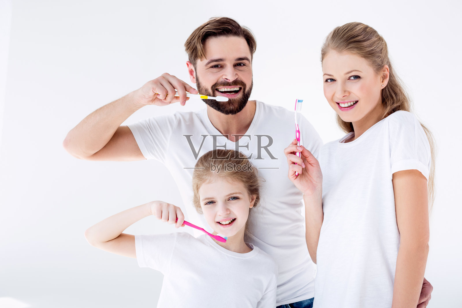 幸福的家庭用牙刷一起刷白牙齿照片摄影图片