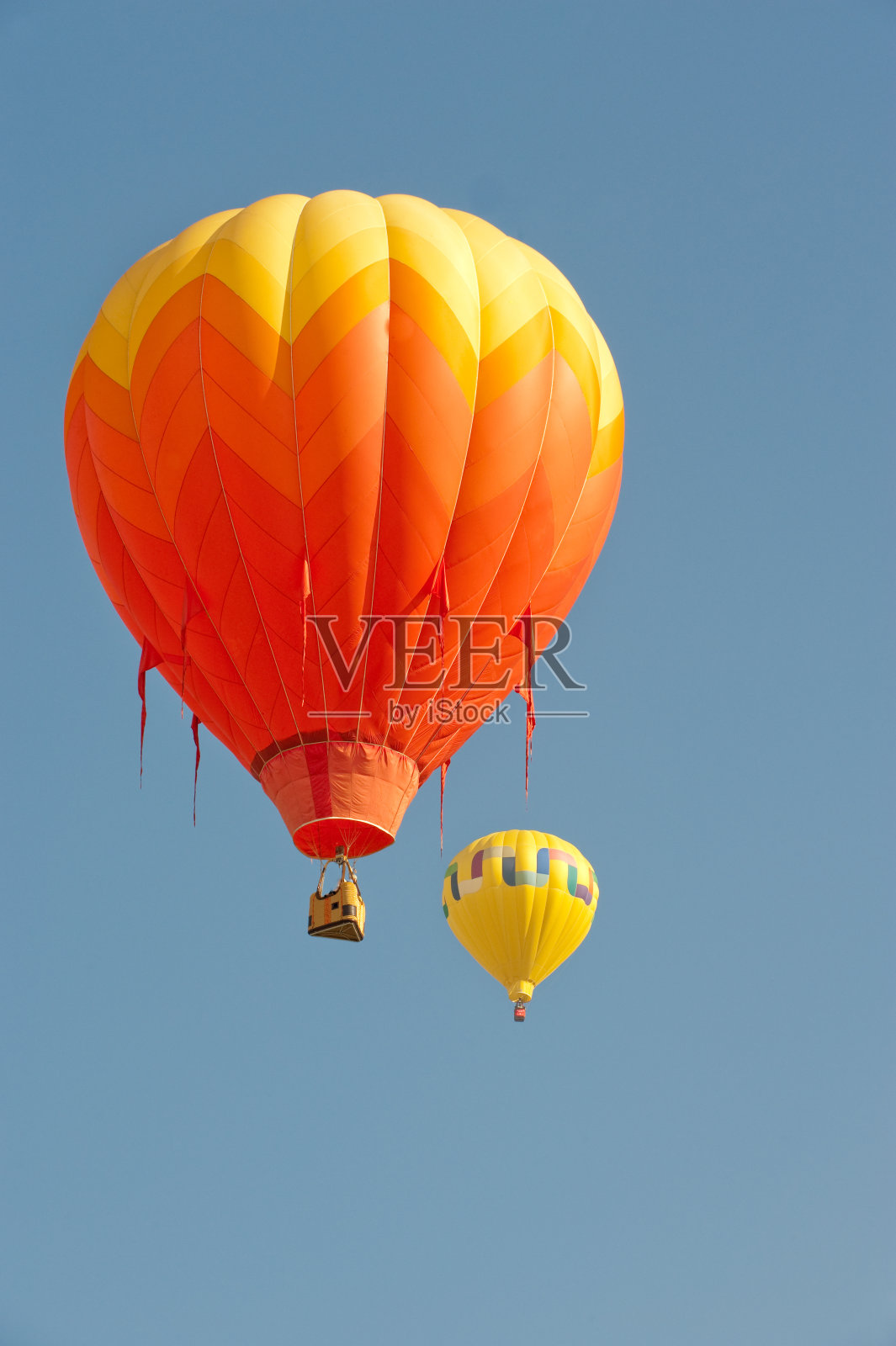两个低空飞行的热气球的特写。照片摄影图片