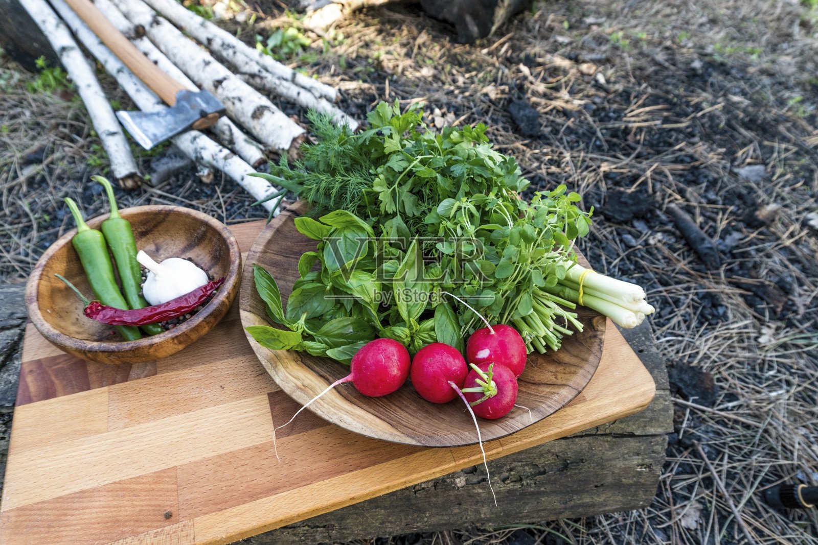 森林里的菜板上的新鲜蔬菜。照片摄影图片