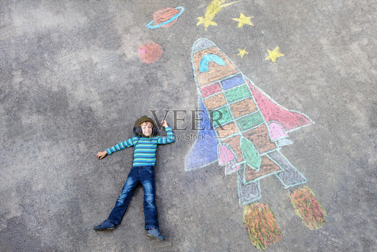 一个小男孩在航天飞机旁飞行照片摄影图片