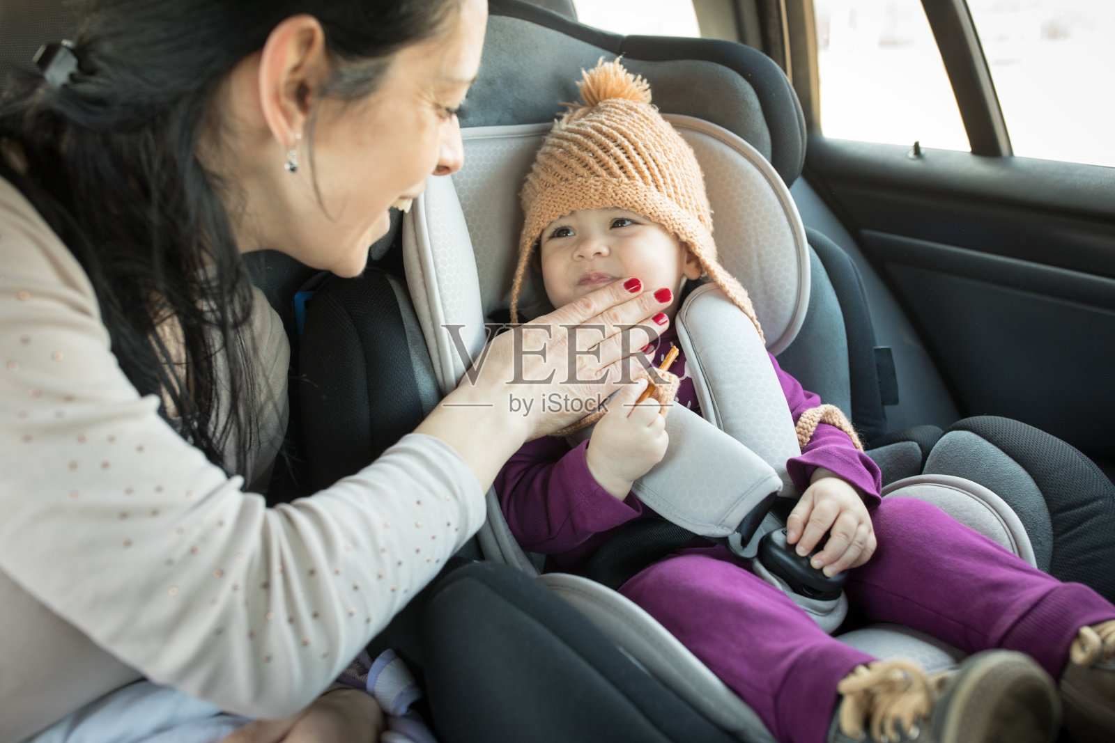 母亲和婴儿在汽车座椅上照片摄影图片