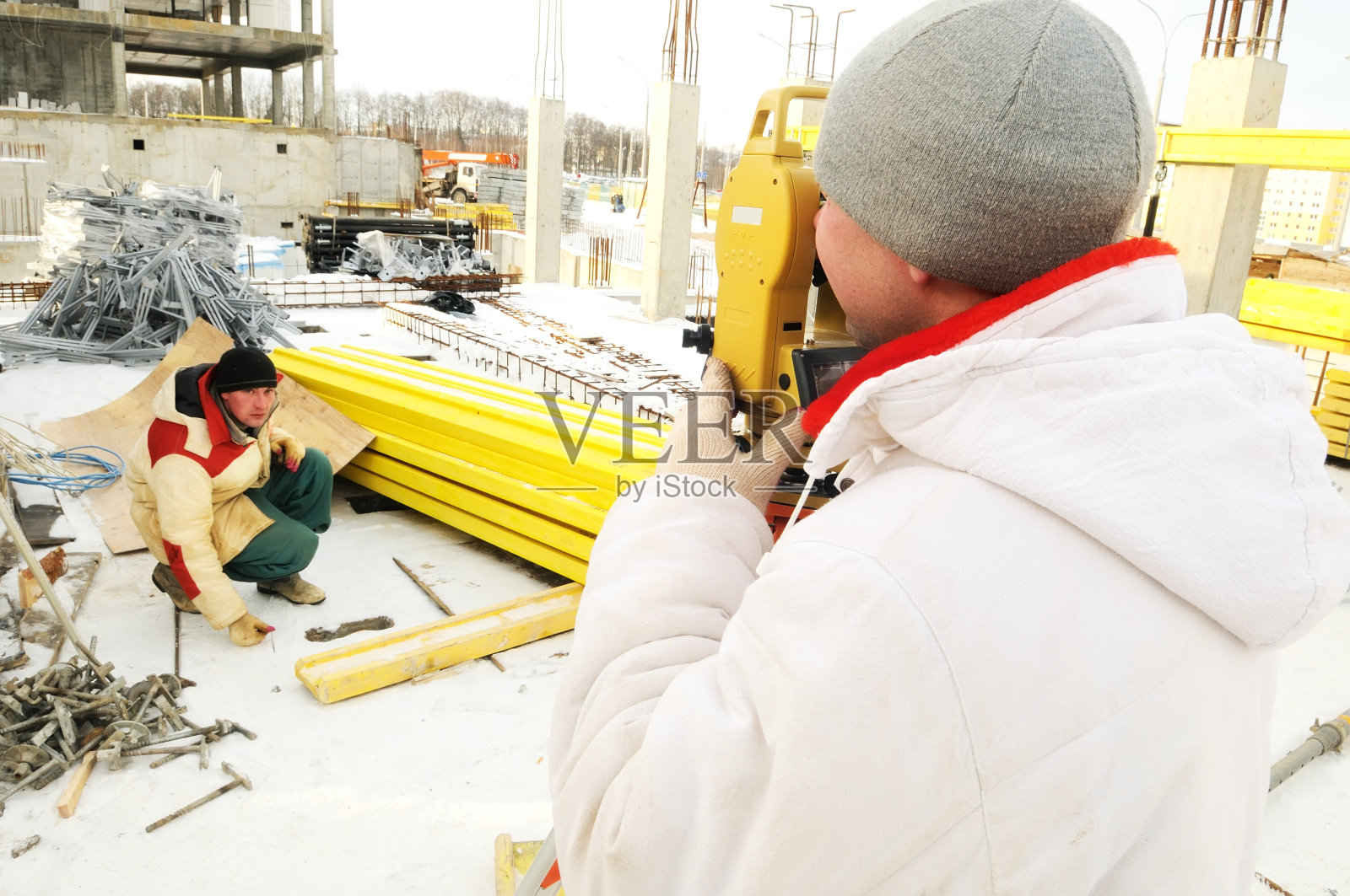 土地测量工人在施工中使用经纬仪设备照片摄影图片