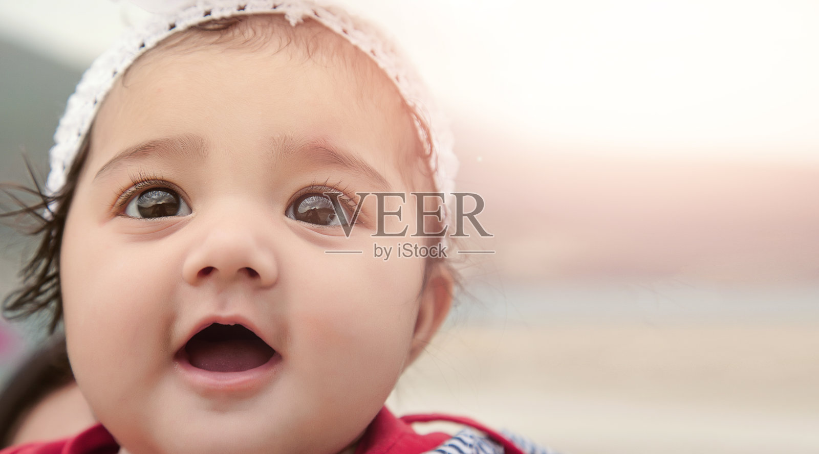 Happy Baby Girl with Background for Copy-Space。照片摄影图片