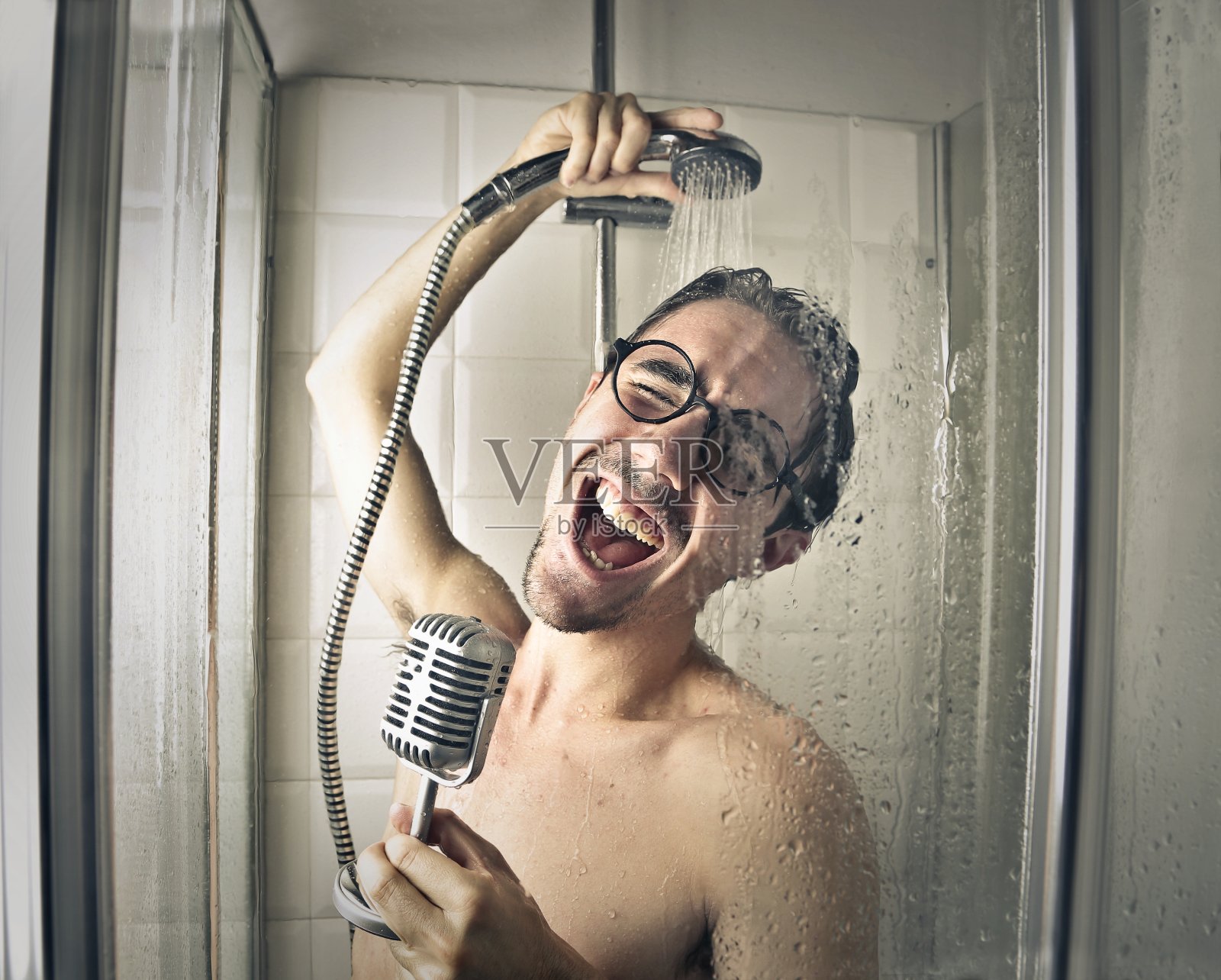 淋浴时的歌手照片摄影图片