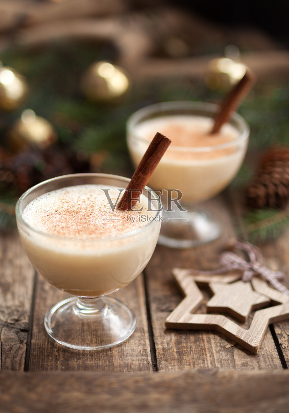 圣诞自制蛋酒冬蛋、牛奶、朗姆酒、香草酒等照片摄影图片