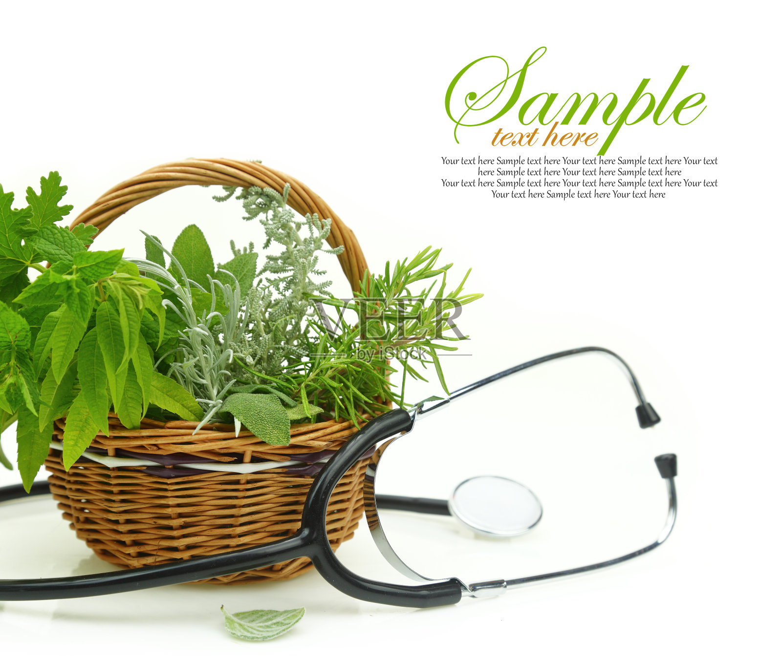 篮子里的新鲜药草，白色背景上的听诊器照片摄影图片