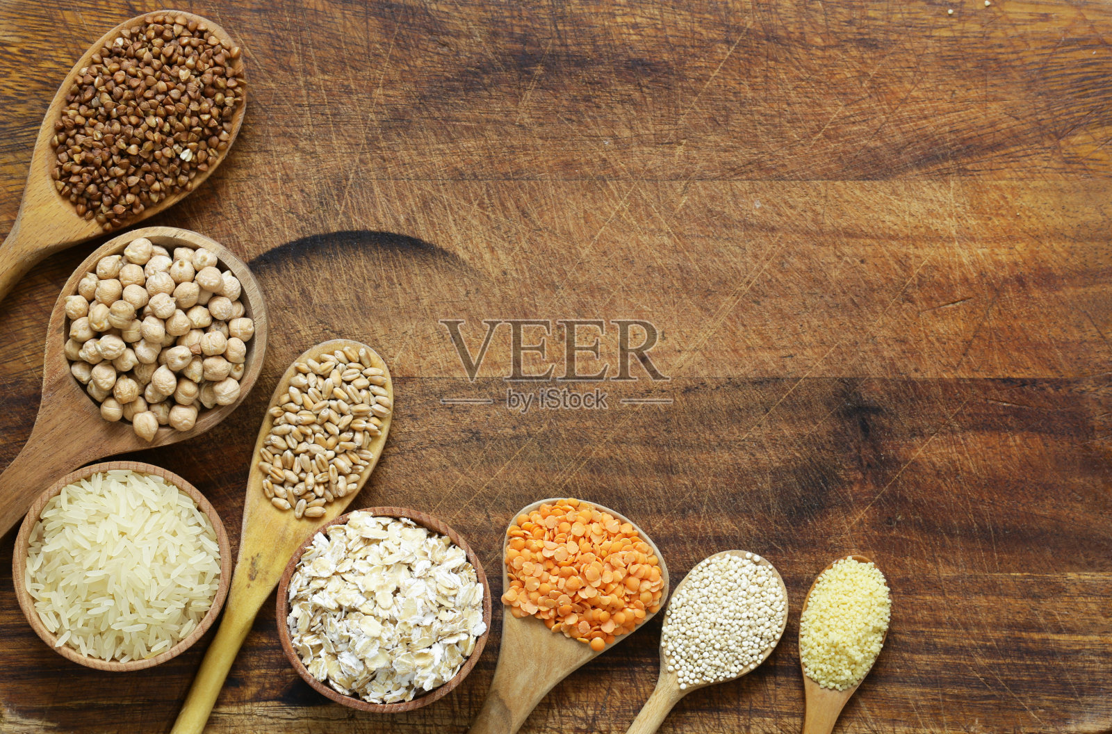 不同类型的谷物在木匙-荞麦，鹰嘴豆，大米，藜麦，扁豆照片摄影图片