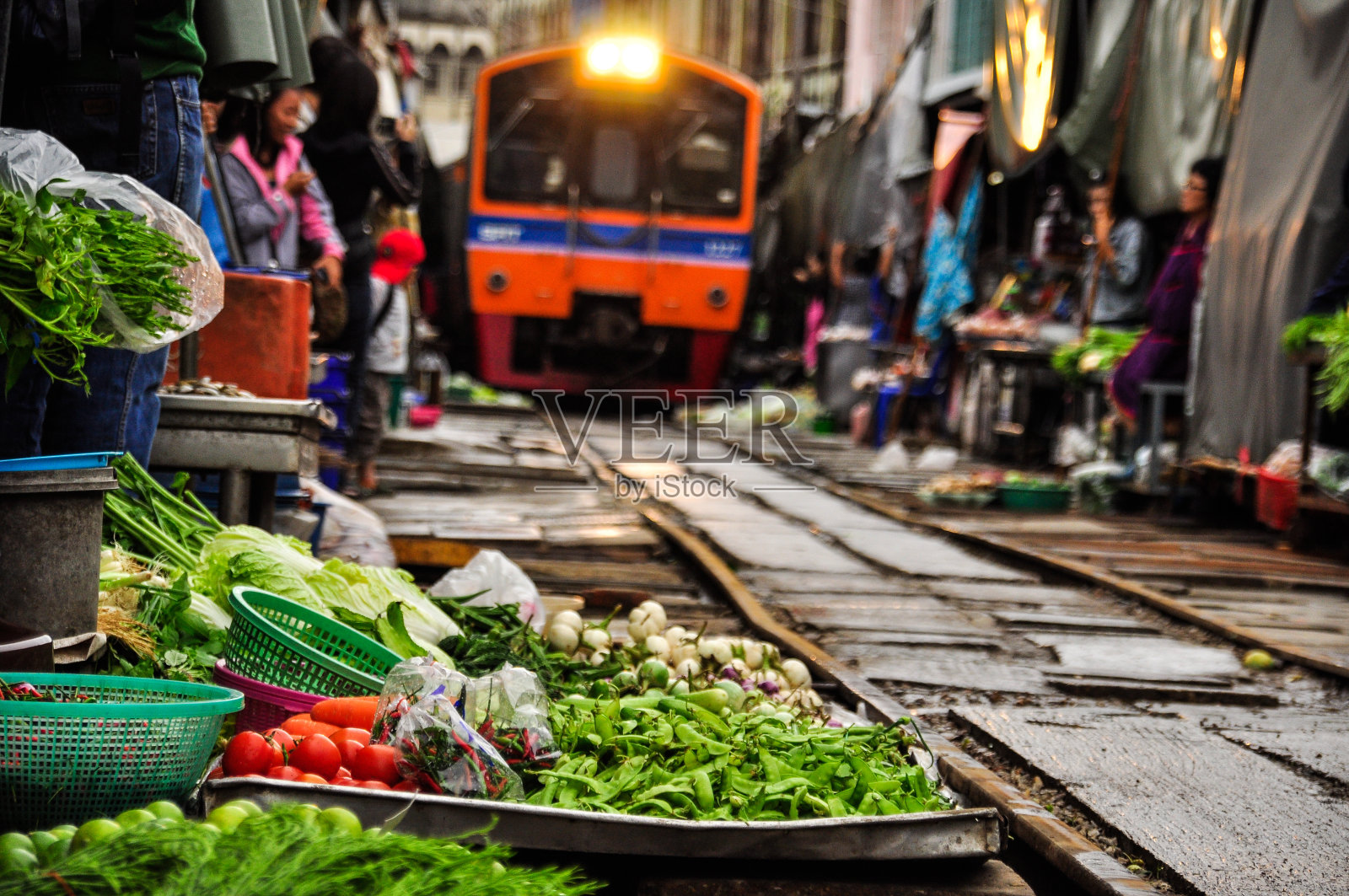泰国曼谷Maeklong铁路市场。照片摄影图片