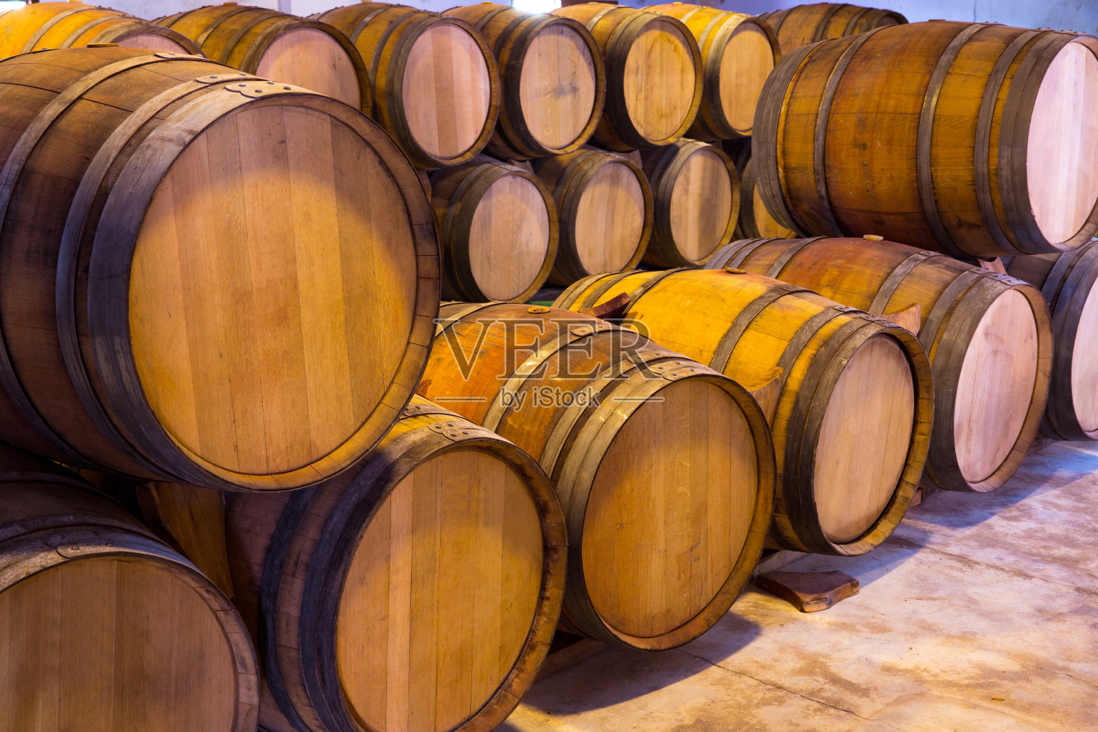 葡萄酒木质橡木桶在酿酒厂排成一排照片摄影图片