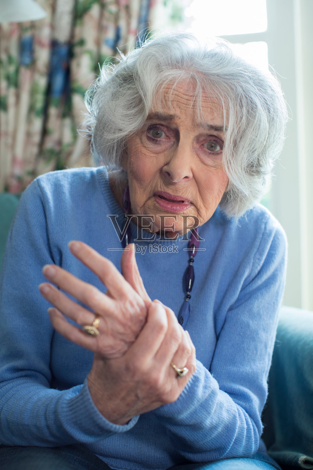 在家忍受关节炎的老年妇女照片摄影图片