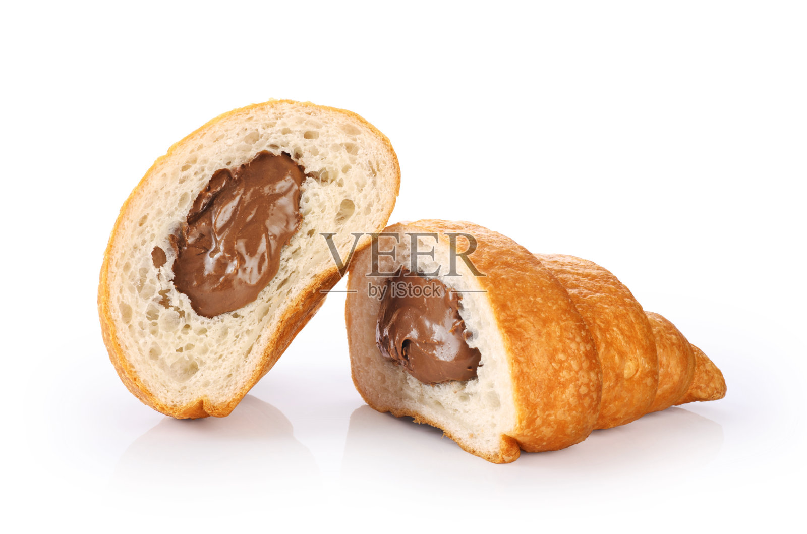 切片牛角面包与巧克力孤立在白色背景照片摄影图片