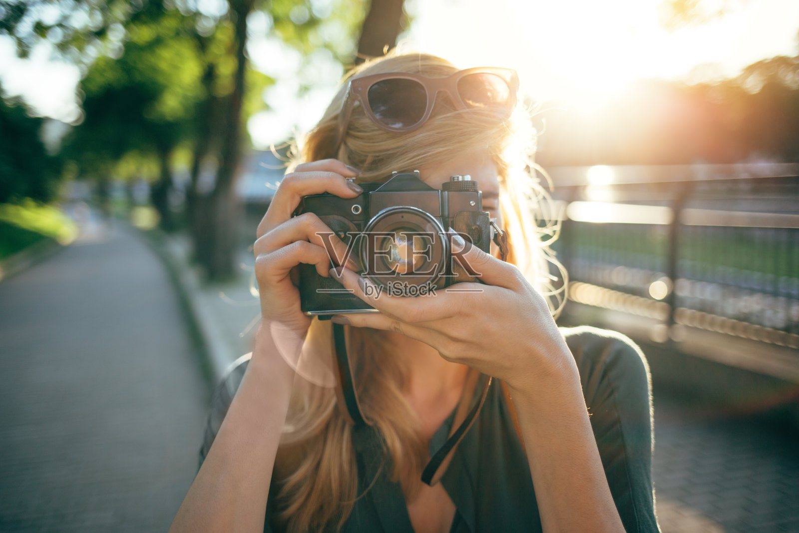 女游客用相机制造回忆照片摄影图片