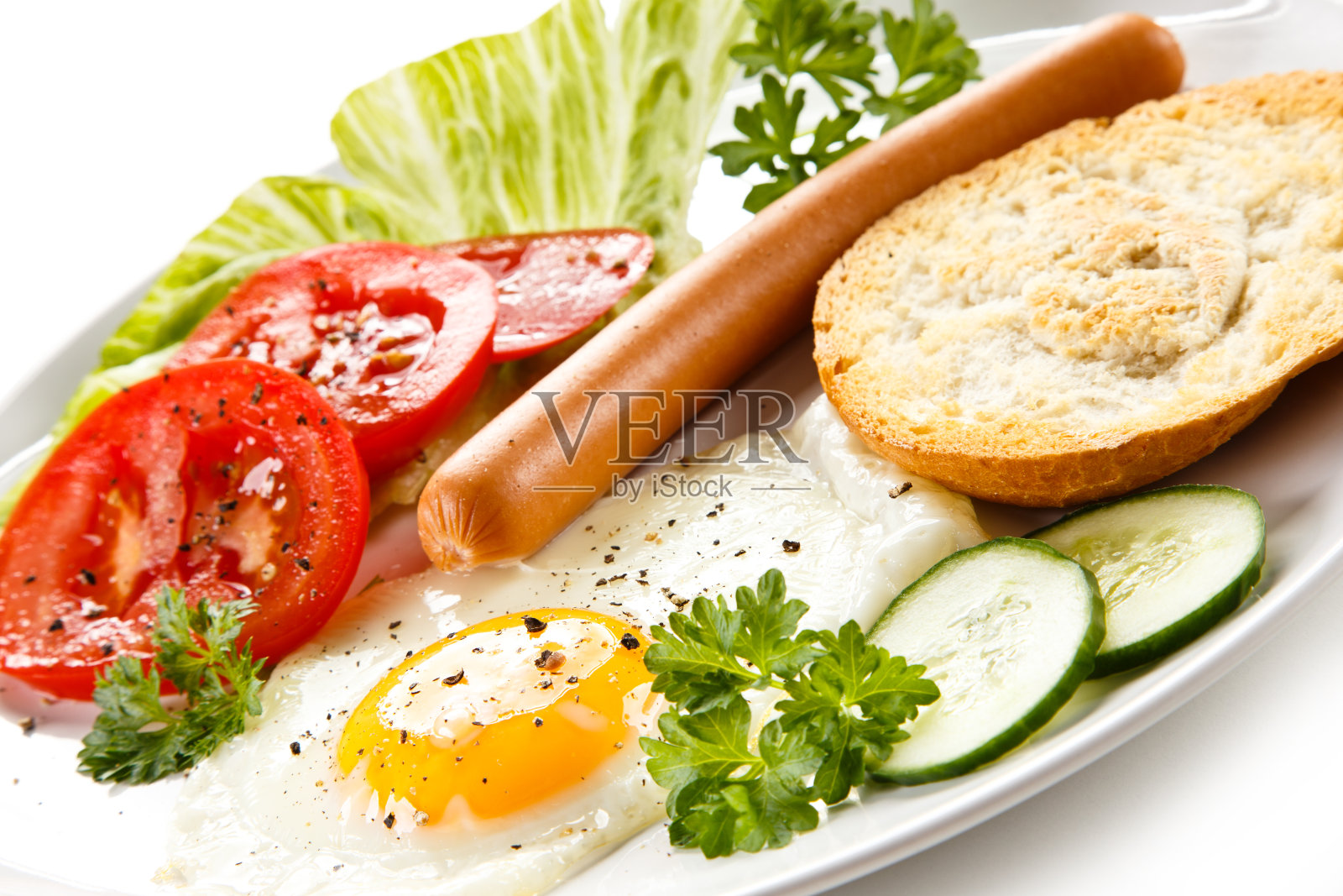 早餐-吐司，煎蛋，香肠和蔬菜照片摄影图片